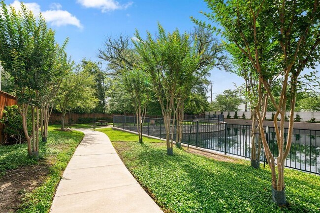 Building Photo - 5003 Lehman Oaks Dr