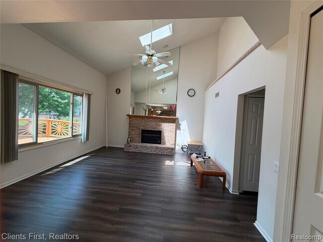 Building Photo - 7043 Foxridge Dr