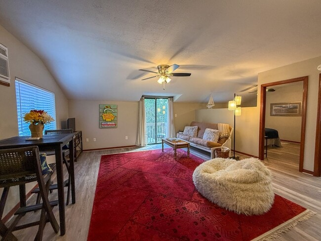 Building Photo - 1 Bedroom 1 Bath Furnished Garage Apartment - ALL UTILITIES INCLUDED!