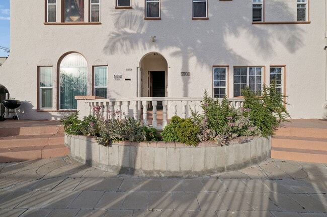 Building Photo - 5371 Louis Pl