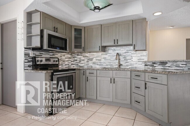 Building Photo - Welcome to Your Venice Oasis!