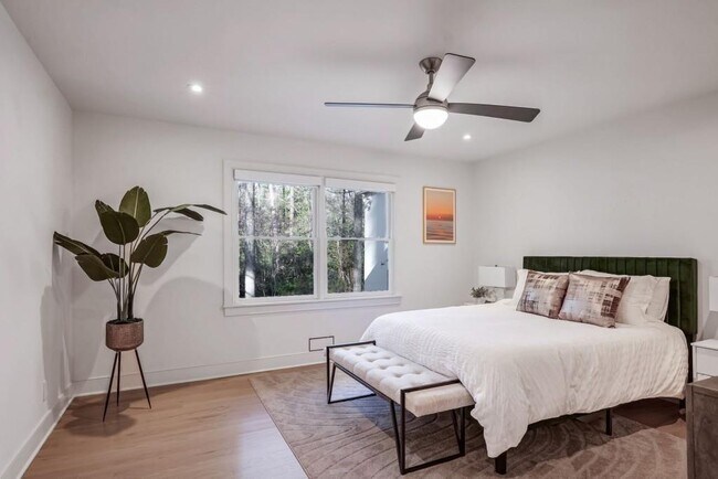 Building Photo - 1007 Somerset Dr NW