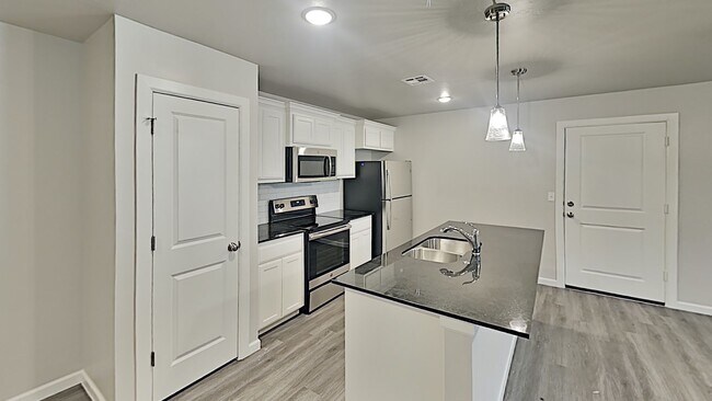 Building Photo - 3 Bedroom 2 Bath Duplex With 2 Car Garage Located Close to the Broadway Extension and 8 minutes f...