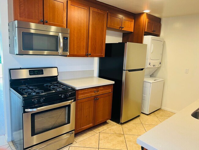 Building Photo - Charming 1 Bedroom unit, completely remodeled with In-Unit Washer/Dryer!