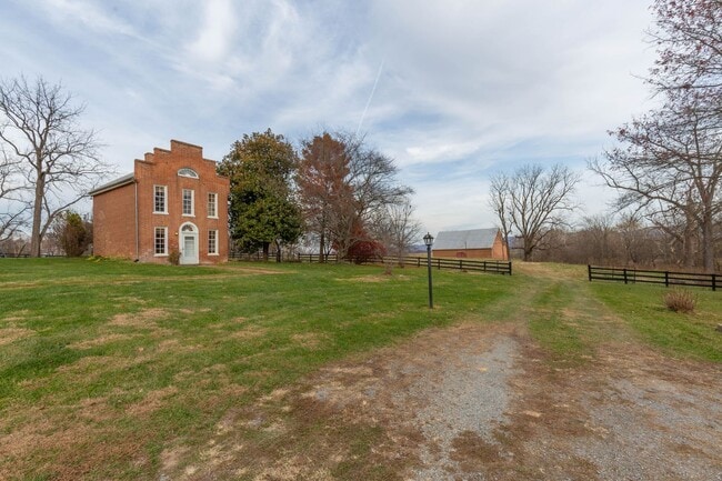 Building Photo - 562 Smithfield Ln