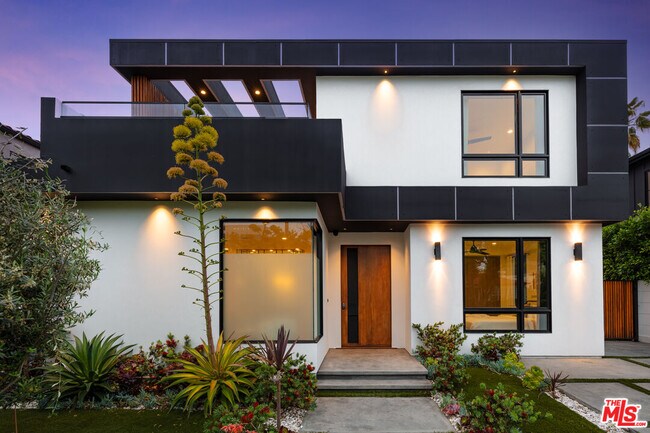 Building Photo - 6201 Lindenhurst Ave