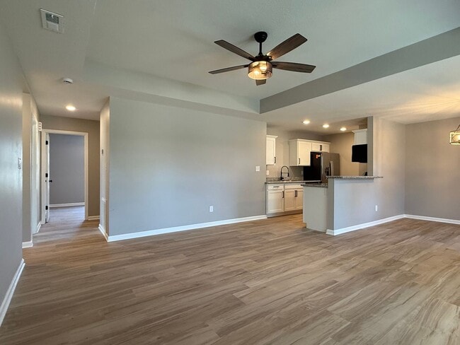 Building Photo - Updated 3 bedroom 2 bath