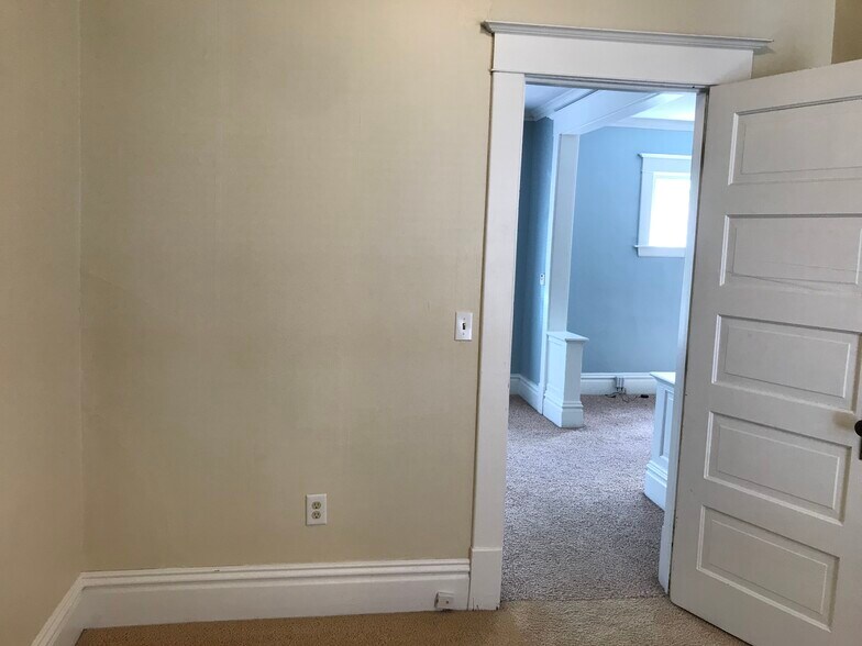 Building Photo - 128 Luton Ave SE