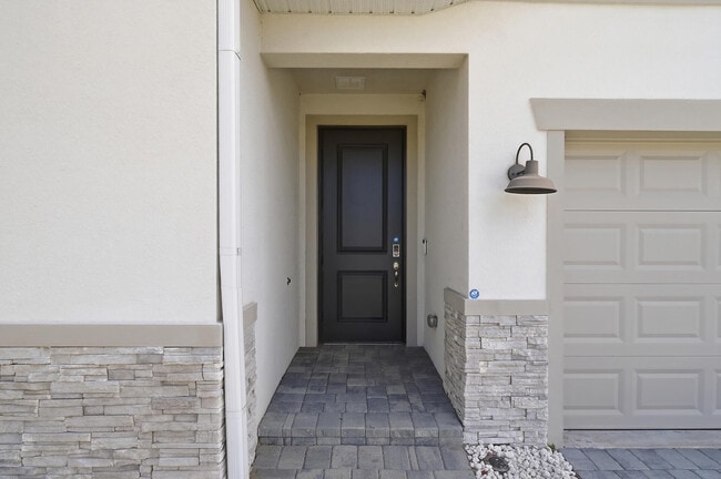 Building Photo - 8558 Dahlia Cir