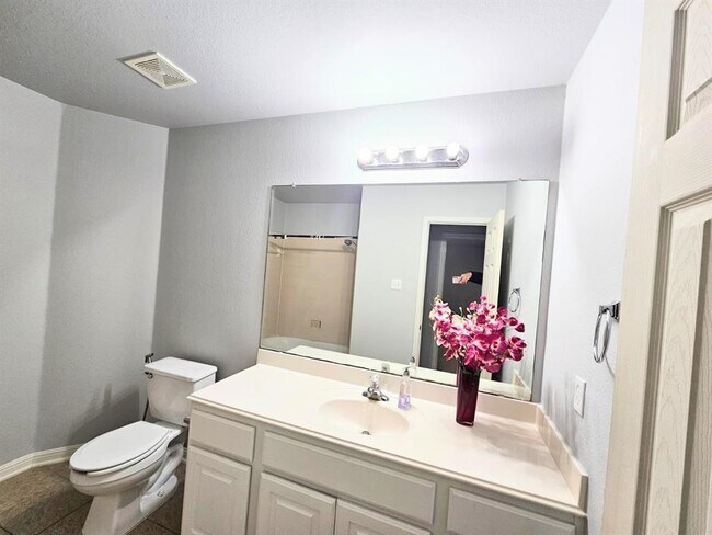 Building Photo - 15301 Fernhill Dr