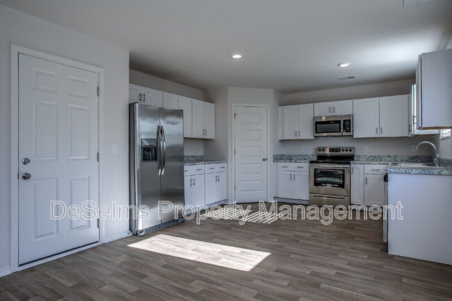 Building Photo - 2206 Yearling Dr