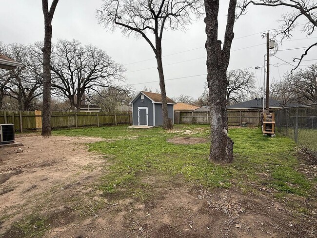 Building Photo - 3 Bed, 2 Bath in Southwood Valley for August Move In!