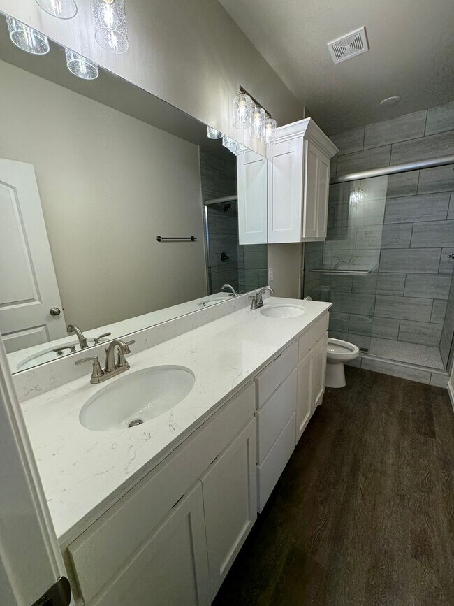 Building Photo - Duplex in Newcastle