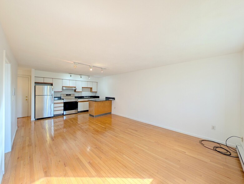 Building Photo - 10 Roberts St