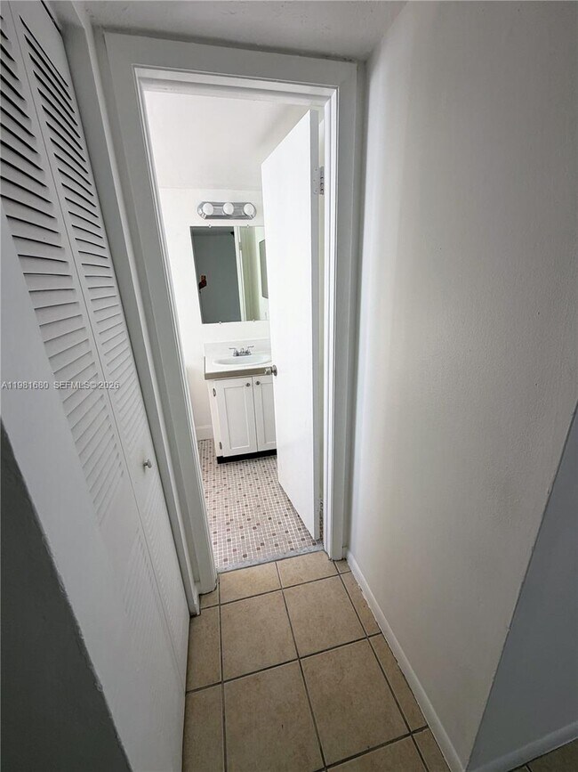 Building Photo - 2001 Bay Dr