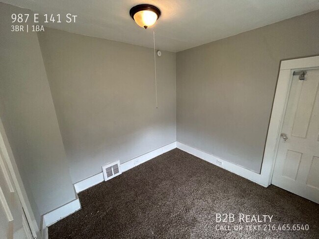 Building Photo - Charming 3-Bedroom Property in Prime Location