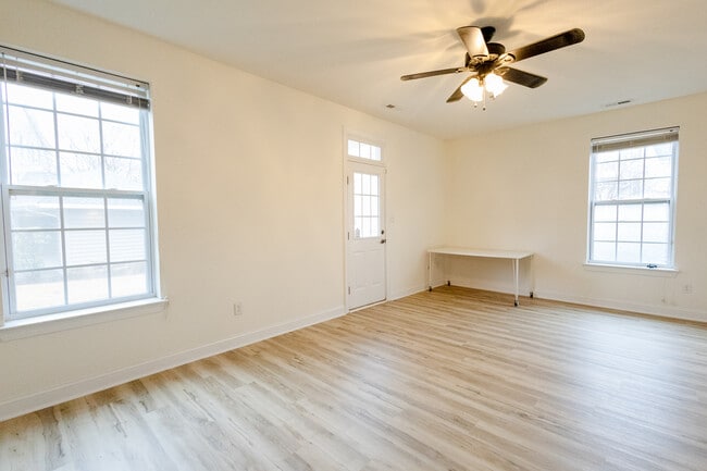 Building Photo - 956 Iron Bridge Dr