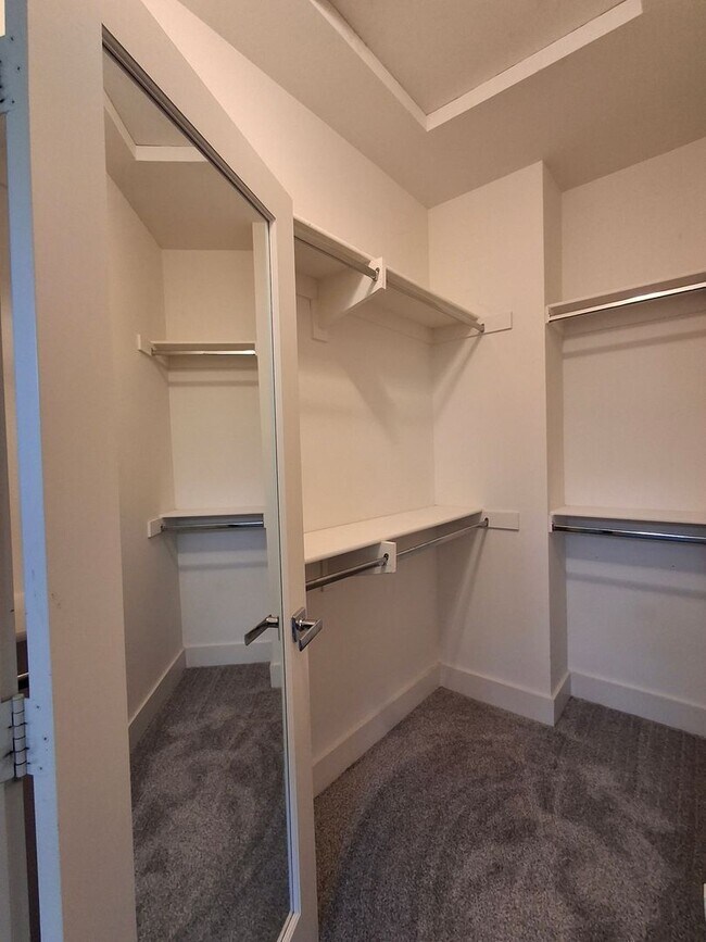 Building Photo - RECENTLY REDUCED! Beautiful Townhome in Ci...