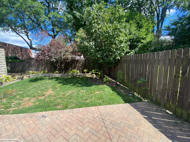 Building Photo - 638 S Pearl St