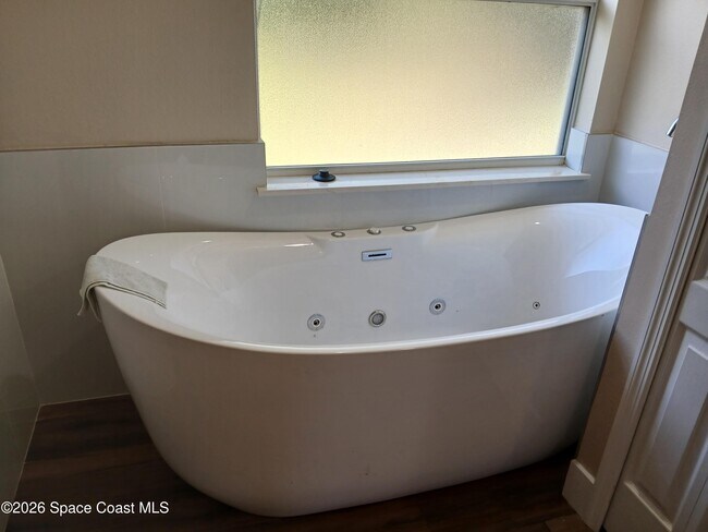 Building Photo - 214 Eldron Blvd NE