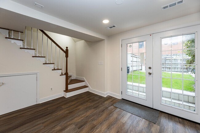 Building Photo - 1916 Eutaw Pl