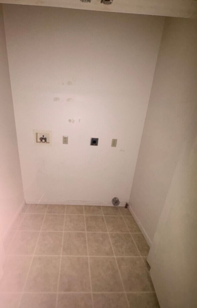 Building Photo - Section 8 Eligible-Spacious 3-4 Bedroom House, Yard, Parking-York City SD