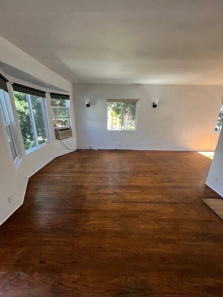 Building Photo - 10810 Camarillo St