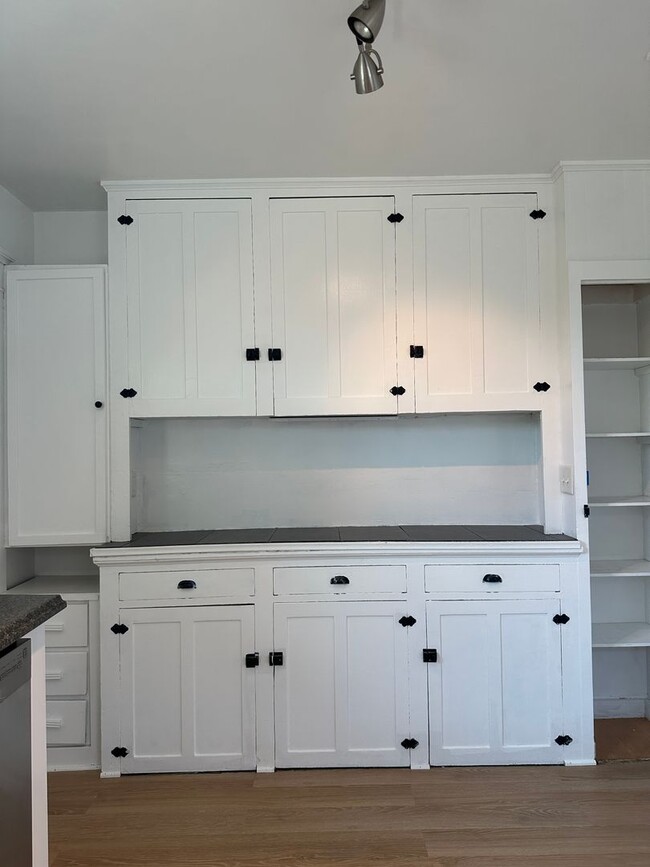 Building Photo - Downtown Craftsman - Live/Work - Zoned Mix...