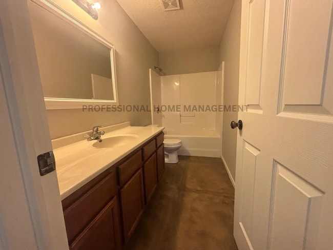 Building Photo - Spacious 5 Bedroom 3 Bath Home Near Hutchi...