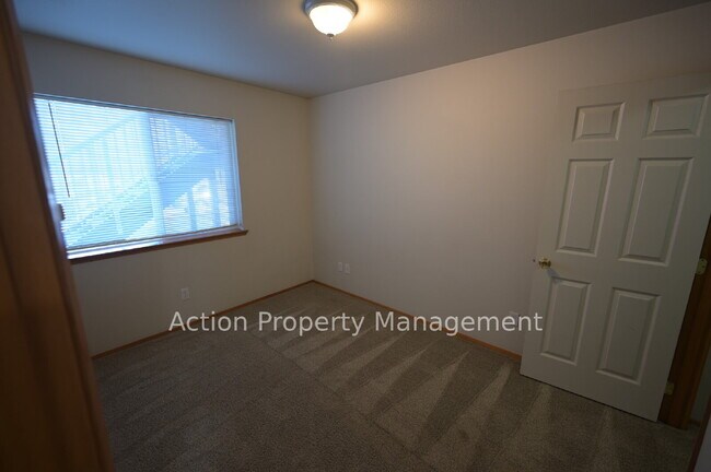Building Photo - 2 bed 1 bath apartment in Port Angeles, close to Peninsula College and the Olympic National Par