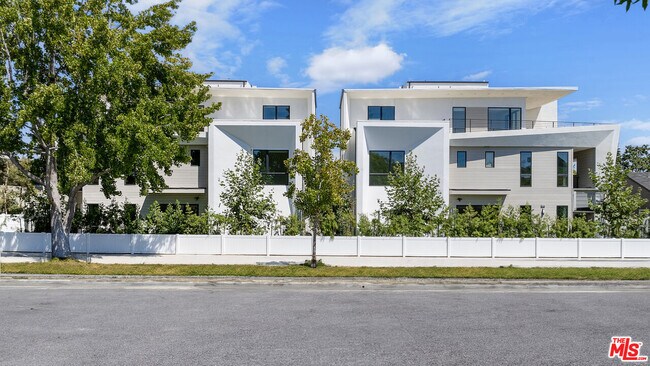 Building Photo - 3230 S Barrington Ave
