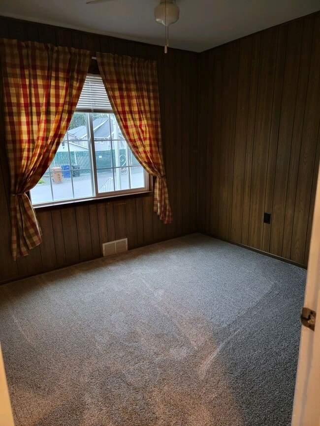 Building Photo - 3 Bedroom, 1 bath S Tacoma Home!