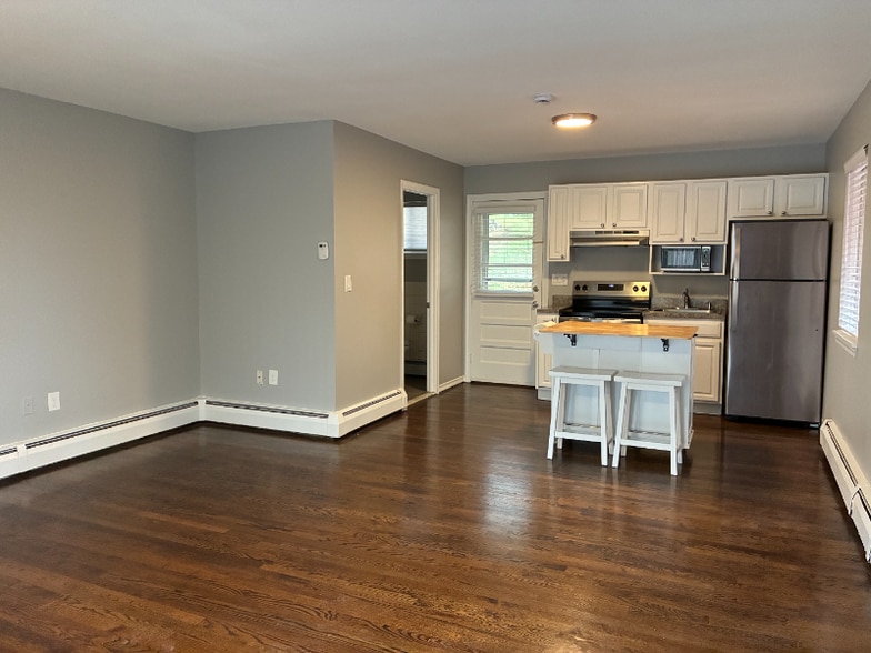 Primary Photo - 271 Main St