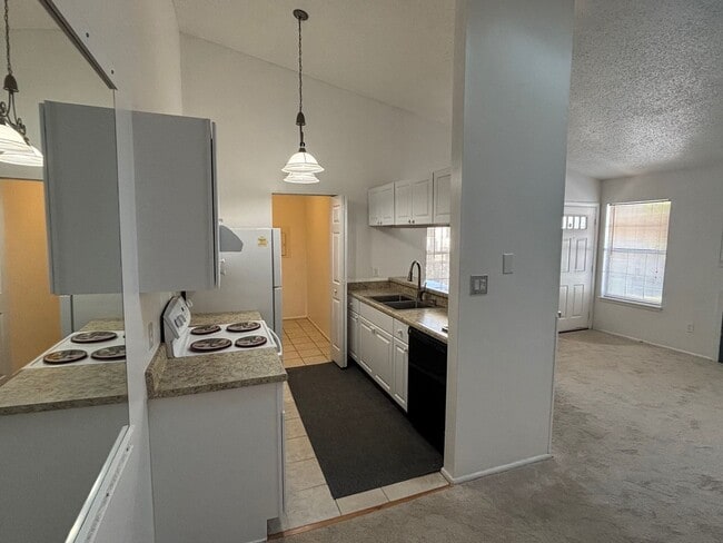 Building Photo - 2 Bedroom, 1 Bath Condo in Virginia Beach