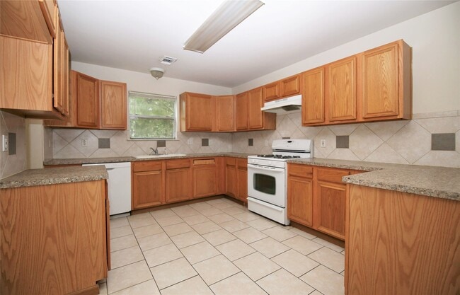 Building Photo - 6923 Cheshire Park Rd