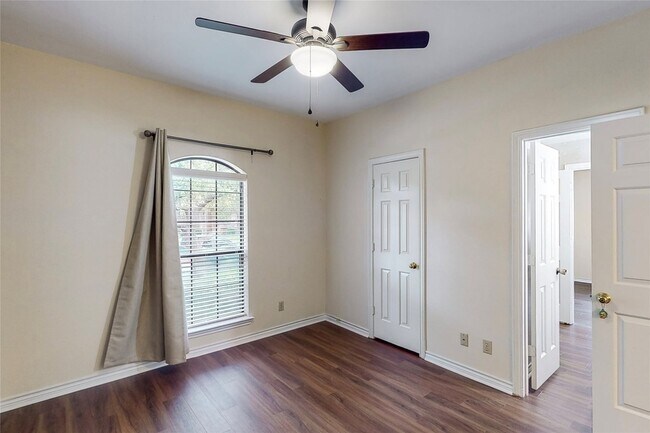 Building Photo - 7504 Summitview Dr