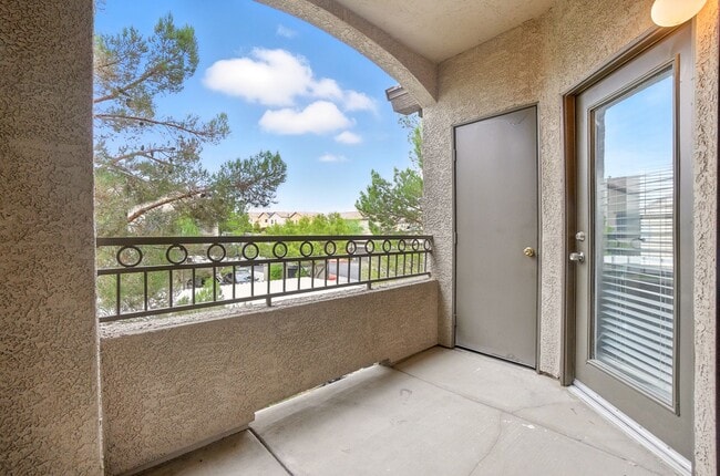 Building Photo - Northwest Condo with Modern Finishes & Gre...