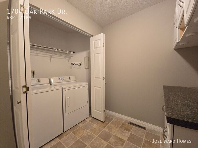 Building Photo - 1704 Oak Park Dr