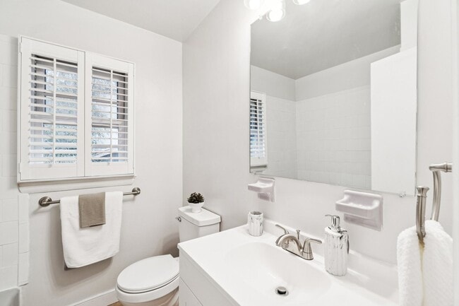 Building Photo - Charming 4BR/2BA Home for Rent in McLean!