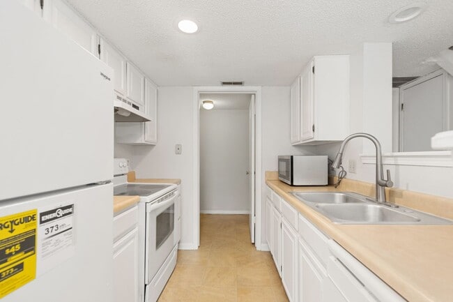 Building Photo - 2 Bed 2 Bath condo in great location!