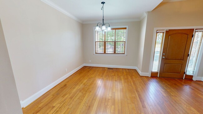 Building Photo - Large 5 Bedroom with Large Fenced in Back ...