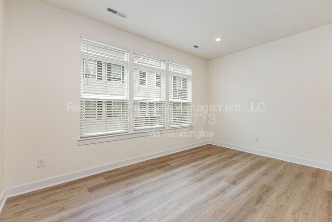 Building Photo - 6122 Cleburne Ct