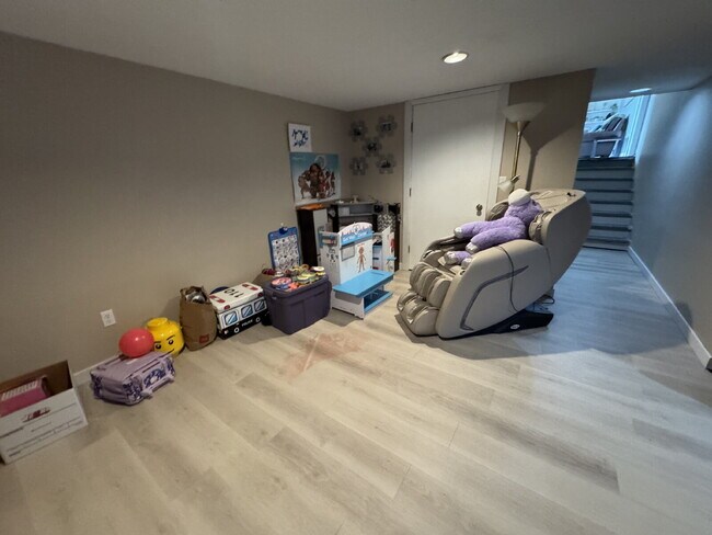 Building Photo - "Experience Elegant Living: 4-Bed Home with Granite Touches & Cozy Fireplace in Cottage Grove!"