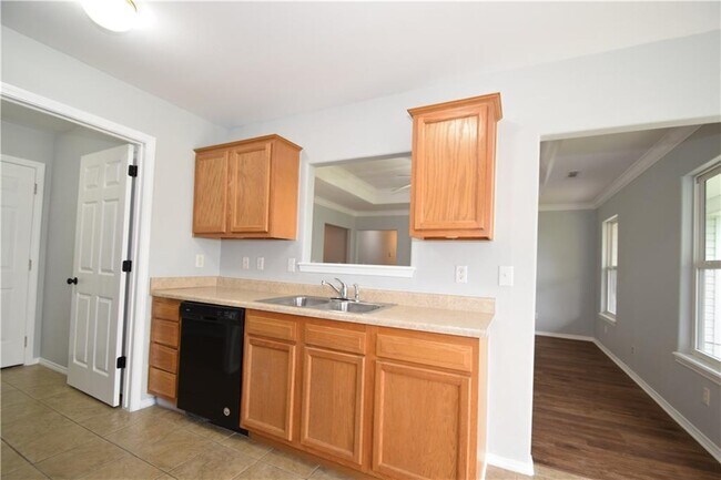 Building Photo - 903 SW Sandrock Rd