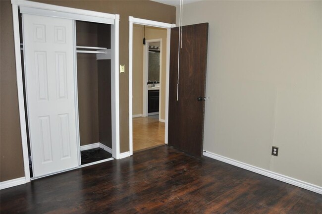 Building Photo - 4715 Glendower Dr