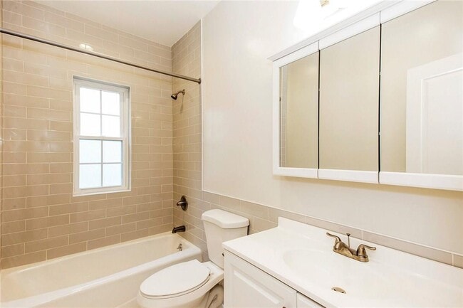 Building Photo - 5 Midland Pl