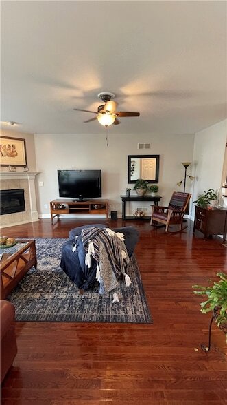 Building Photo - 574 E Vanderbilt Dr