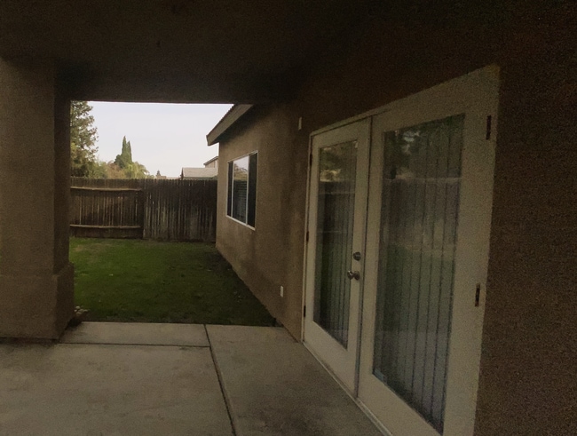 Building Photo - Spacious 4 Bedroom House