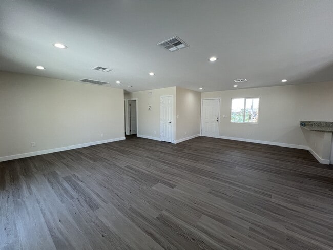 Building Photo - 3608 W Bonanza Rd