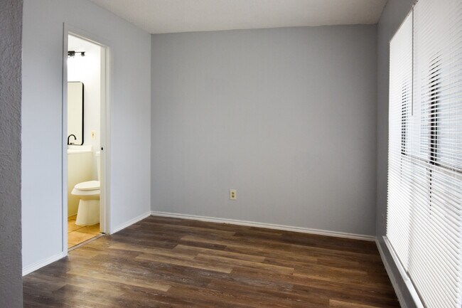 Building Photo - 4908 Oak Blf